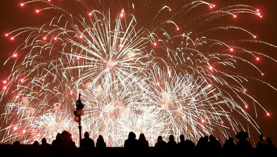 Show navideño de luces artificiales y música