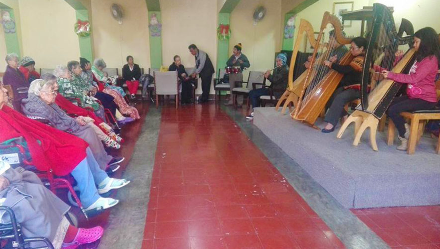 Arpas en Armonía realiza conciertos gratuitos en hospitales y asilos en Guatemala