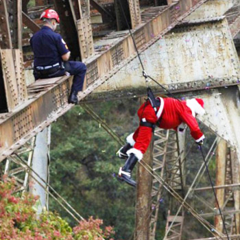 Bombero disfrazado de Santa Claus pide ayuda para recolectar juguetes