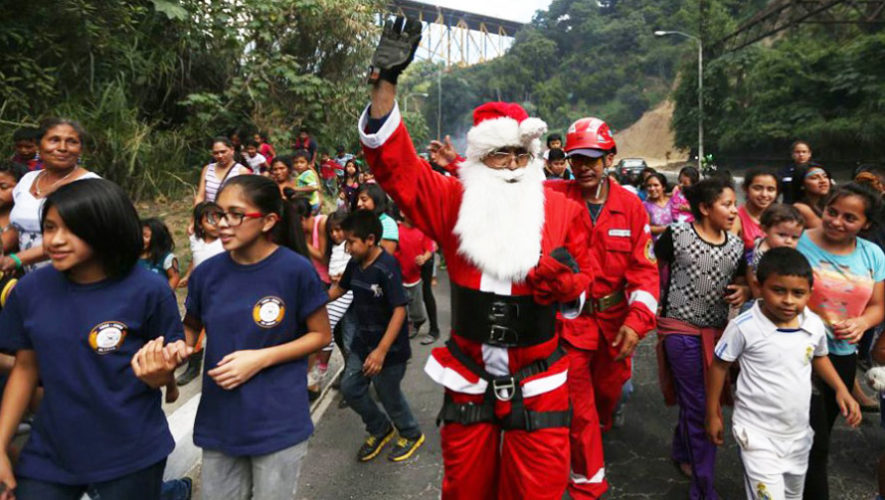 Bombero disfrazado de Santa Claus pide ayuda para recolectar juguetes