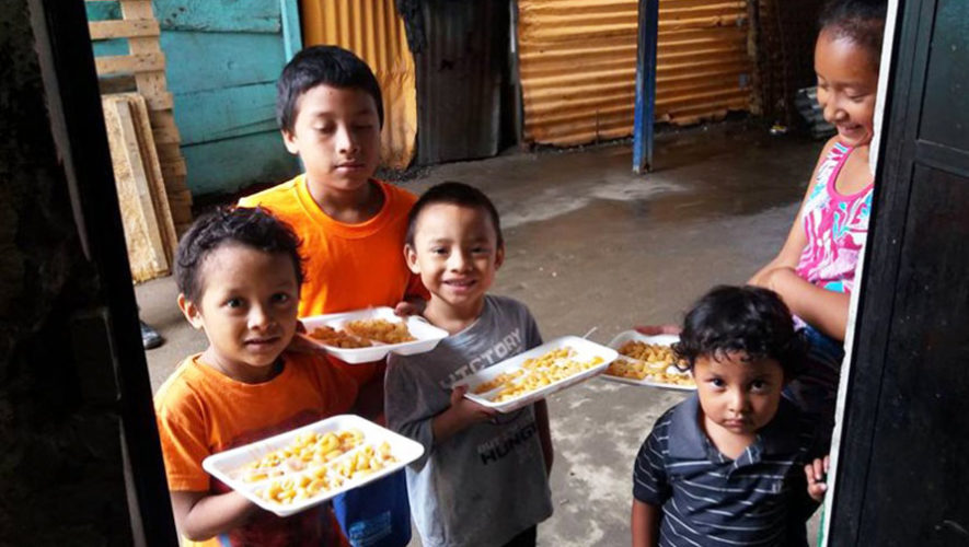 Cena de Navidad para familias del relleno sanitario en la Ciudad de Guatemala