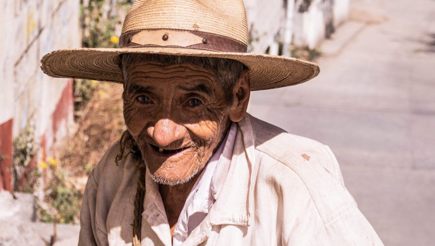 Conoce a don Manuel, vendedor de caña de azúcar en Huehuetenango