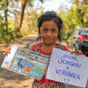 Dona útiles escolares para los niños de escasos recursos de Chimaltenango
