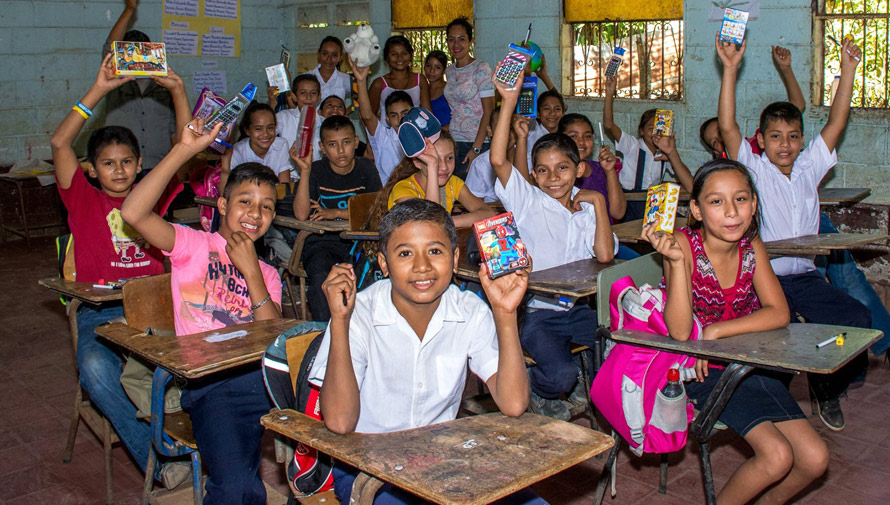 Dona útiles escolares para los niños de escasos recursos de Chimaltenango