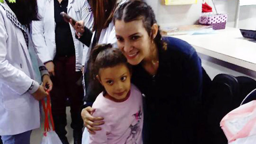 Gaby Moreno visitó a los niños de la pediatría del Hospital Roosevelt
