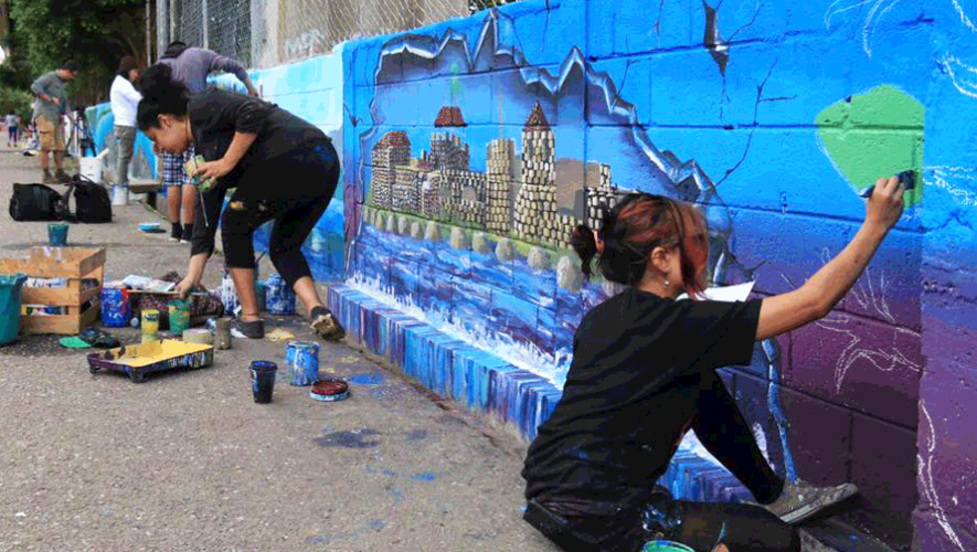 Guatemaltecos pintaron coloridos murales en el puente de Río Dulce