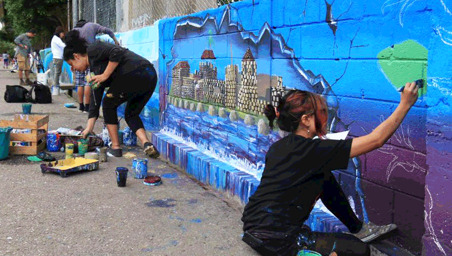 Guatemaltecos pintaron coloridos murales en el puente de Río Dulce