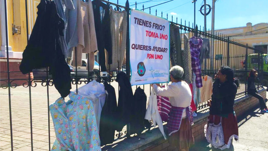 Guatemaltecos se unen a campaña que dona suéteres en época de frío, 2017