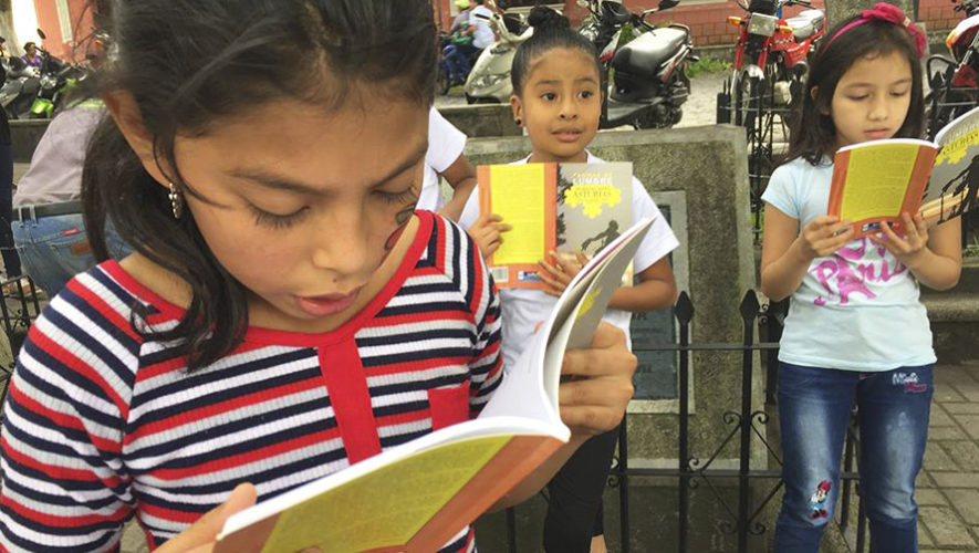Leyeron literatura de Miguel Ángel Asturias en el Parque Central de Ciudad Vieja