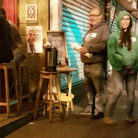 Restaurante en la Ciudad de Guatemala regaló chocolate a las personas por el frío
