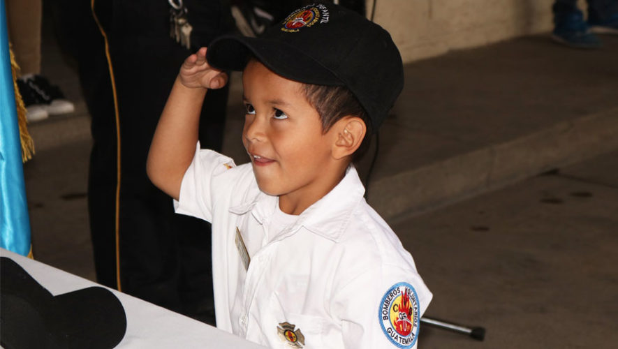 Se gradúa la brigada infantil de Bomberos Voluntarios de Antigua Guatemala