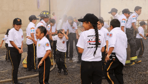 Se gradúa la brigada infantil de Bomberos Voluntarios de Antigua Guatemala