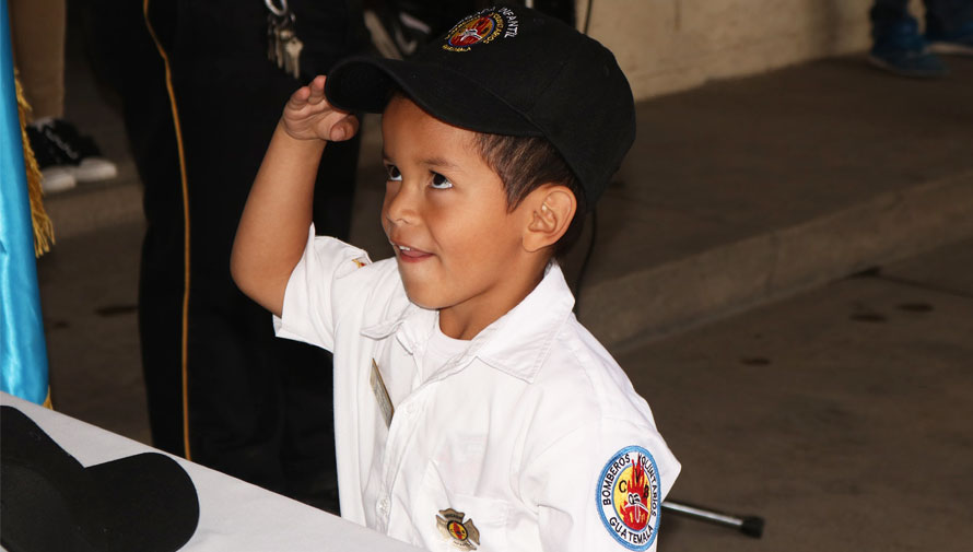 Se gradúa la brigada infantil de Bomberos Voluntarios de Antigua Guatemala
