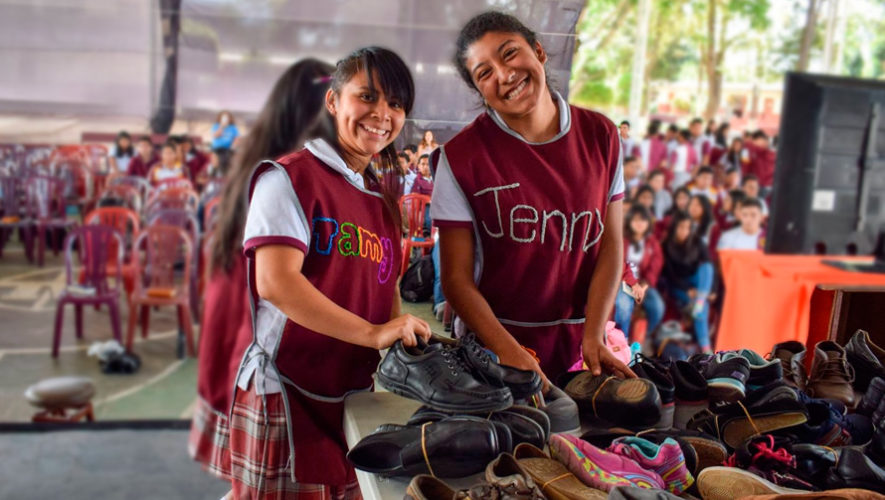 Colegio de Chimaltenango dona 400 pares de zapatos