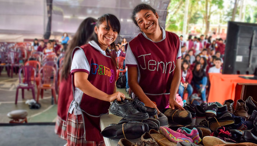 Colegio de Chimaltenango dona 400 pares de zapatos
