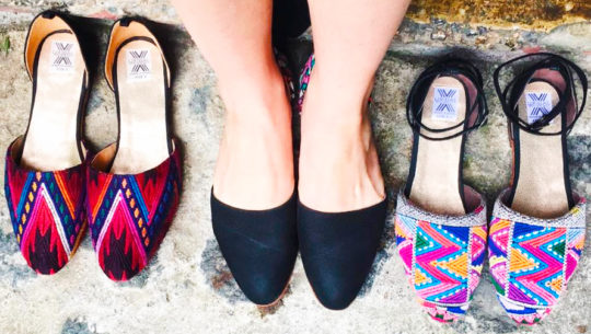 Uxibal fabrica zapatos con textiles mayas