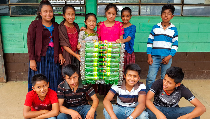 Estudiantes de Alta Verapaz crearon basureros ecológicos con material reciclado