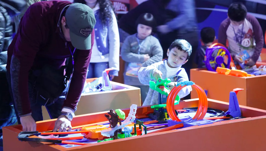 Celebración del Día del Niño con pista gigante y Hot Wheels