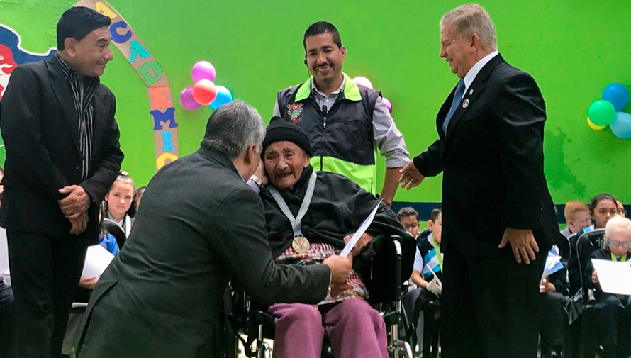 Doña Matilde Colindres de 105 años recibió un diploma por cursar segundo primaria