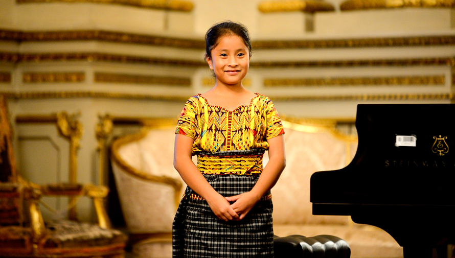 Yahaira Tubac es una niña prodigio del piano, según Diario El Clarín