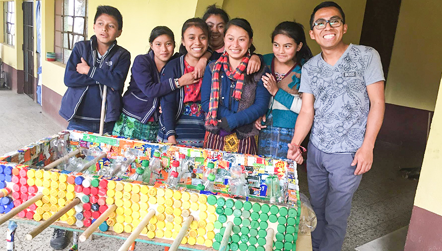 Estudiantes de Sacatepéquez crearon una mesa de futillo con materiales reciclados