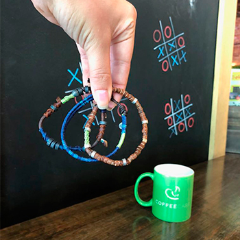 Pulseras hechas por mujeres recolectoras de café