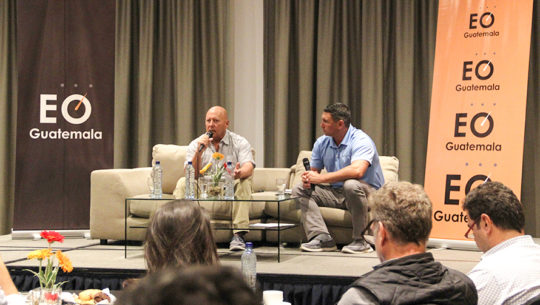 Scott Seamans, cofundador de Crocs, compartió experiencias con emprendedores de Guatemala