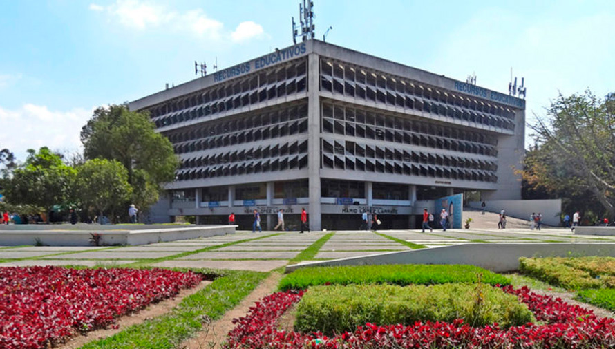 Cursos de actualización de la USAC Serán impartidos en los edificios del campus central de la USAC, te compartimos algunos: Introducción a la inteligencia emocional Día: sábado Horario:11:00 a.m. a 12:30p.m. Lugar: CUM Logística de PYMES Día: miércoles Horario: 9:00 a.m. a 9:50 a.m. Lugar: Facultad de Ingeniería, Edificio T-3. Radio comunicaciones de emergencia Fase I Día: sábado Horario: 7:00 a.m. a 8:00 a.m. Lugar: Edificio B, CUM Juicio laboral Día: miércoles Horario: 6:00 p.m. a 7:00 p.m. Lugar: Edificio B, CUM Locución y producción radial II Día: sábado Horario: 11:00 a.m. a 12:30 p.m. Lugar: Edificio B, CUM Fotografía y revelado digital Día: lunes Horario: 2:00 p.m. a 2:50 p.m. Lugar: Facultad de Ingeniería, Edificio T-3 Conoce todos los Cursos Actualización de la USAC que están disponibles, visita http://cursos.usacenlinea.net/