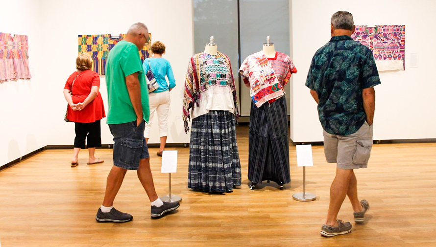 Trajes regionales de Guatemala son expuestos en Schweinfurth Art Center, Estados Unidos