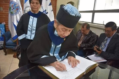 Doña Blanca Solares, de 92 años, se graduó de la Universidad de San Carlos