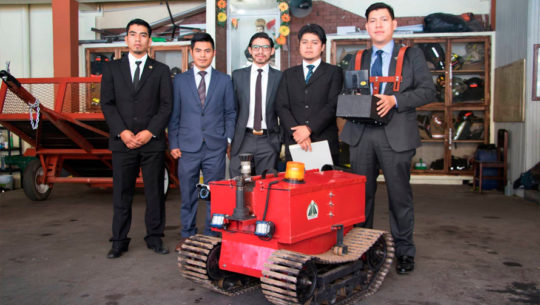 Estudiantes universitarios crearon el Robot Bombero que donaron a socorristas de Xela