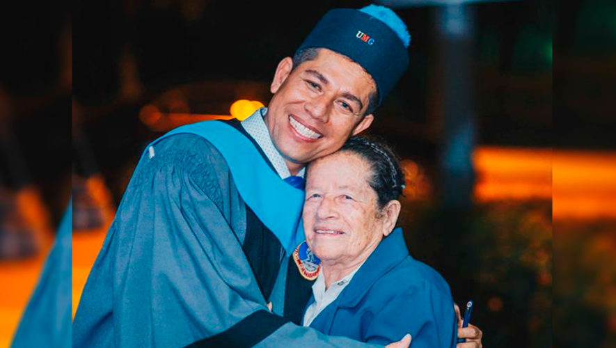 Ezequiel Quinteros se graduó de la universidad, después de vender 960 tamales en Chiquimula