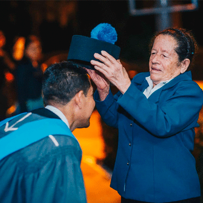 Ezequiel vende tamales para graduarse