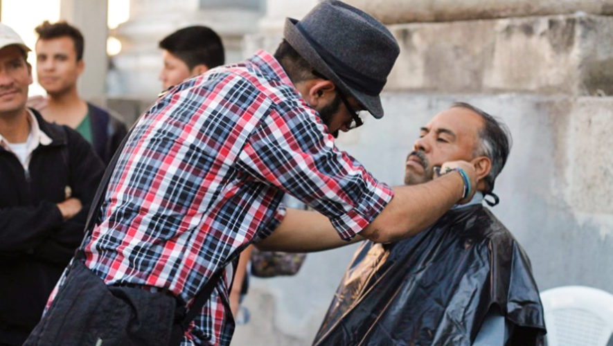 Guatemaltecos visten y alimentan a personas en situación de calle, Street Store Guatemala 2018