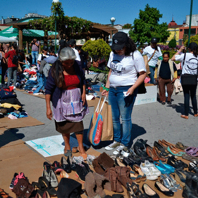 Guatemaltecos visten y alimentan a personas en situación de calle