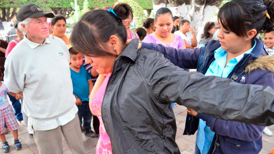 Realizarán sesiones fotográficas a cambio de suéteres en la USAC, diciembre 2018