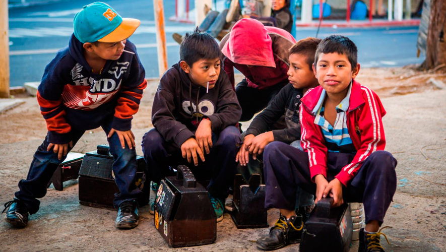 Recaudarán útiles escolares para niños lustradores en la Ciudad de Guatemala