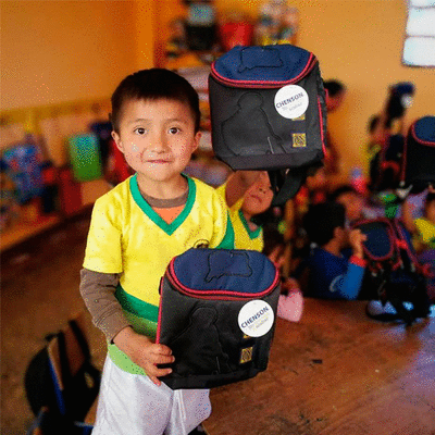 útiles escolares para los niños de escasos recursos de Amatitlán