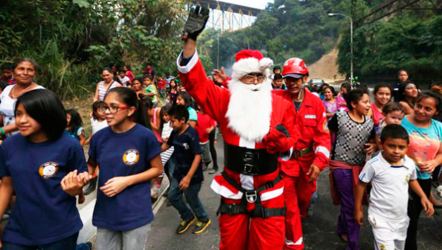 Bombero disfrazado de Santa Claus pide ayuda para recolectar juguetes, diciembre 2018