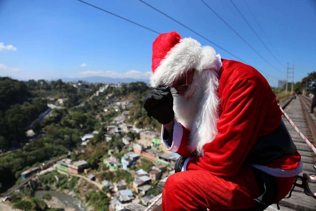 Bombero disfrazado de Santa Claus pide ayuda para recolectar juguetes,