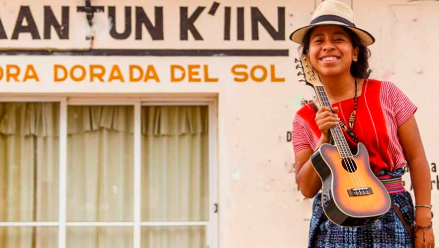 Entre la gente: la nueva canción de Sara Curruchich y el cantautor cubano Raúl Paz