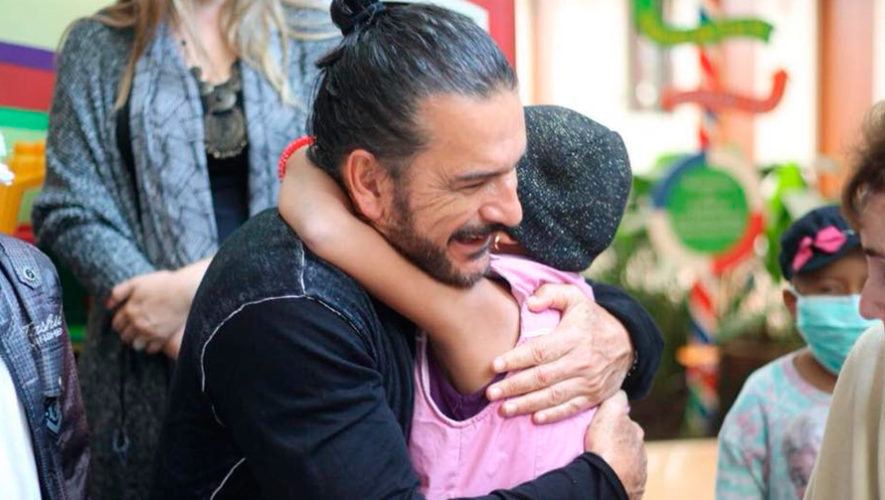 Ricardo Arjona entrega terrenos a familias afectadas por el Volcán de Fuego