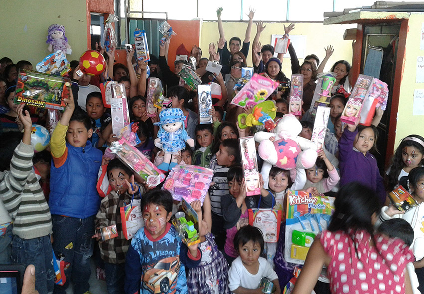 Sesión de fotos navideñas a cambio de juguetes en la USAC