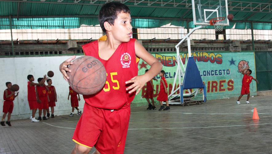 Clases gratuitas de básquetbol en la Ciudad de Guatemala