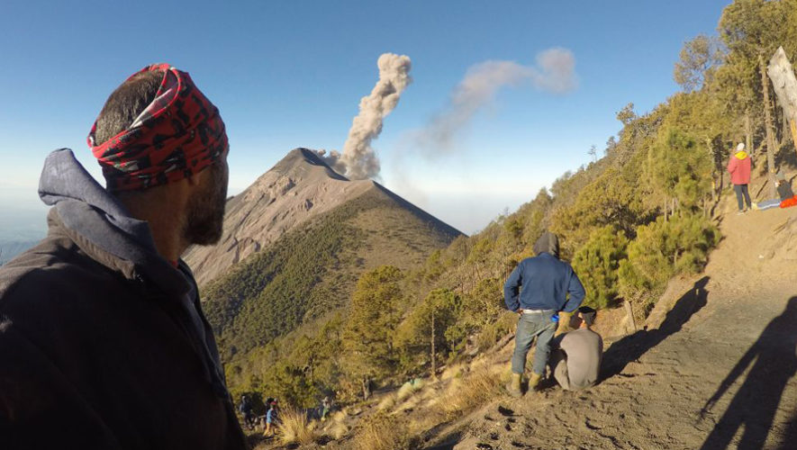 Diario El País destaca fotografías de volcanes en erupción en Guatemala