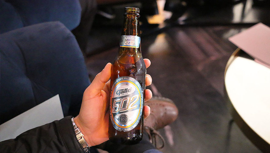 Gallo crea una nueva cerveza inspirada en los guatemaltecos, Gallo 502