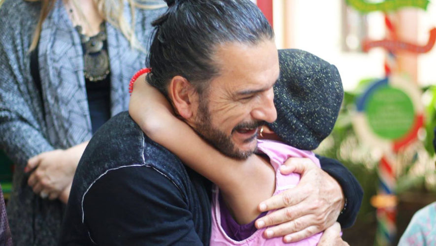 Ricardo Arjona sorprendió a niños de una fundación en la Ciudad de Guatemala