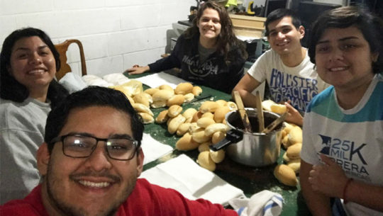 Tu amor en bolsa iniciativa guatemalteca que regala comida a las personas sin hogar