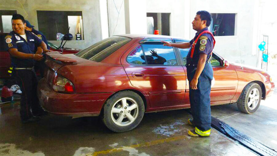 Bomberos Municipales lavan carros y motos para recaudar fondos