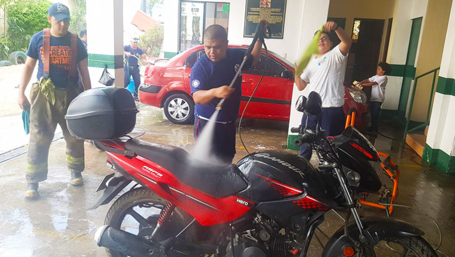 Bomberos Municipales lavan carros y motos para recaudar fondos